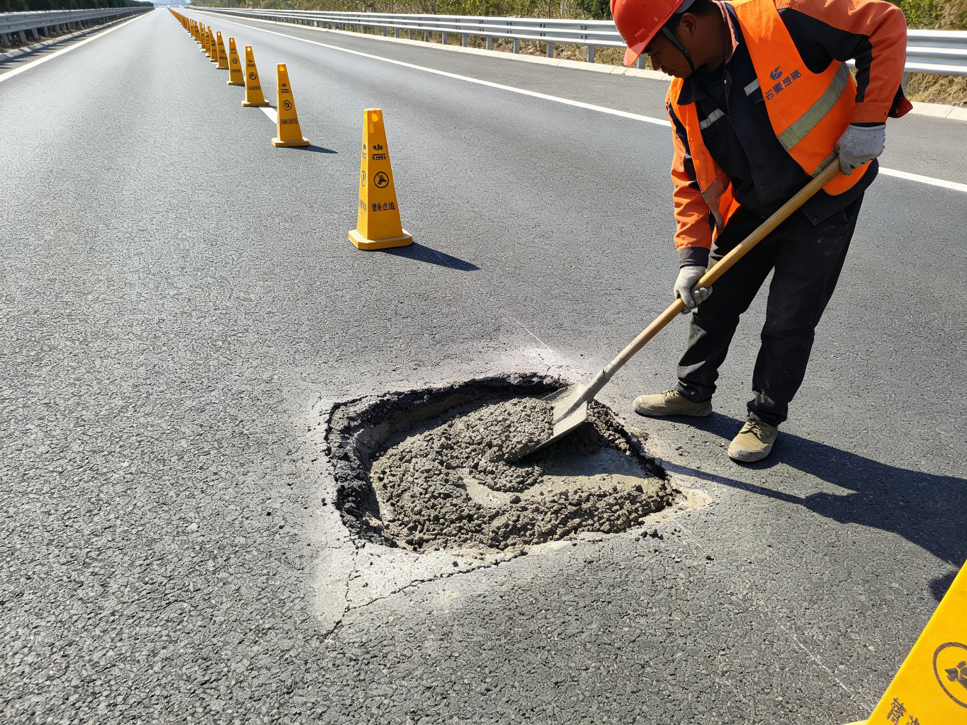 衡德高速路面坑槽修补工程